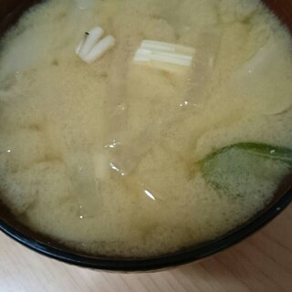 大根の葉っぱと大根とキノコのお味噌汁(*^^*)